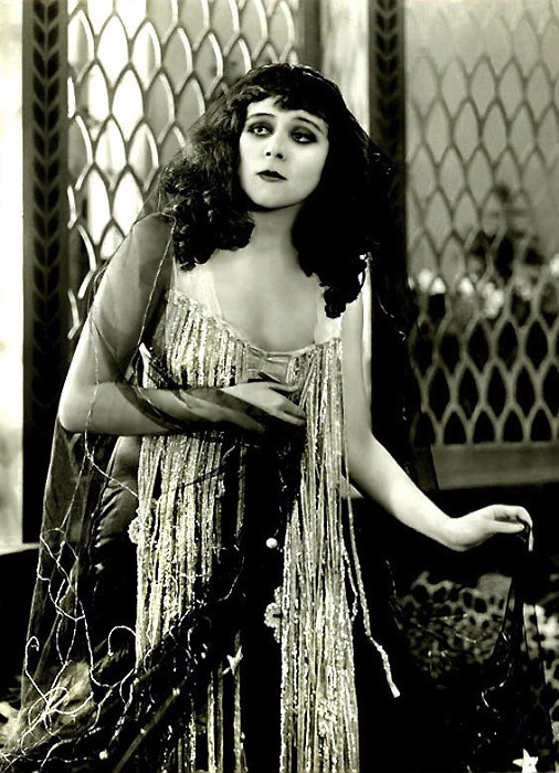 После ухода из кино Теда Бара стала светской львицей. После ухода из кино Теда Бара стала светской львицей.