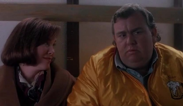 Руководитель ансамбля соглашается помочь маме Кевина. | Фото: storage.googleapis.com. Руководитель ансамбля соглашается помочь маме Кевина. | Фото: storage.googleapis.com.