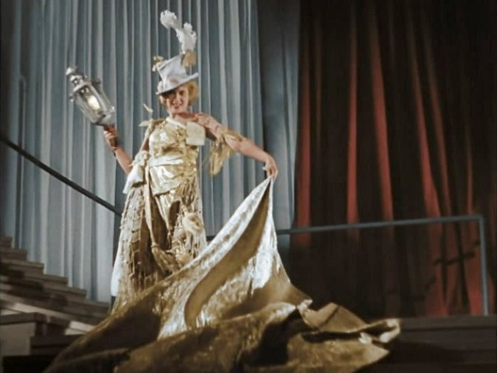 Любовь Орлова в фильме *Веселые ребята* (цветная версия фильма, 2010) | Фото: kinopoisk.ru Любовь Орлова в фильме *Веселые ребята* (цветная версия фильма, 2010) | Фото: kinopoisk.ru