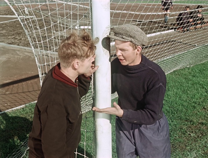 Ворота в фильме «Старик Хоттабыч» были резиновыми и раздвижными. | Фото: wildkids.biz. Ворота в фильме «Старик Хоттабыч» были резиновыми и раздвижными. | Фото: wildkids.biz.