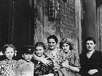 В центре – Юлия Шемякина, слева ее дети: Таня и Миша. Ленинград, 1950