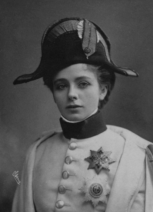 Крохотный Петух среди высоких деревьев в спектакле «Шантеклер». | Фото: pinterest.com. Крохотный Петух среди высоких деревьев в спектакле «Шантеклер». | Фото: pinterest.com.