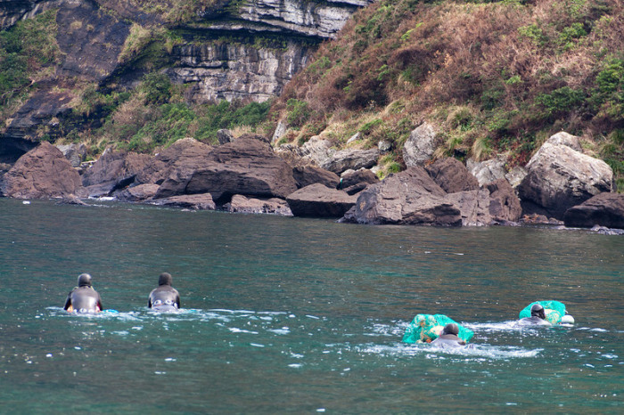 Ныряльщицы острова Чеджудо. | Фото: commons.wikimedia.org. Ныряльщицы острова Чеджудо. | Фото: commons.wikimedia.org.