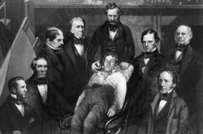 Гравюра. Уильям Мортон проводит первую публичную демонстрацию наркоза эфиром | Фото: helpiks.org Гравюра. Уильям Мортон проводит первую публичную демонстрацию наркоза эфиром | Фото: helpiks.org