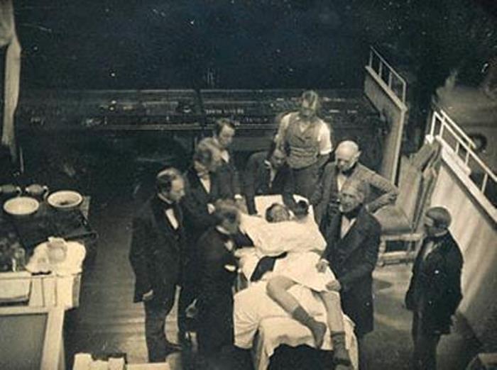 Публичная демонстрация У. Мортоном эфирного наркоза | Фото: helpiks.org Публичная демонстрация У. Мортоном эфирного наркоза | Фото: helpiks.org