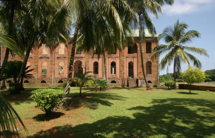 Ужасная каторга посреди тропического рая Южной Америки. | Фото: guyane-amazonie.fr. Ужасная каторга посреди тропического рая Южной Америки. | Фото: guyane-amazonie.fr.