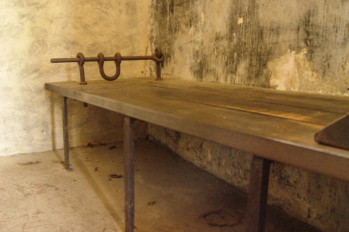 Одиночная камера для самых опасных преступников, Французская Гвиана. | Фото: atlasobscura.com. Одиночная камера для самых опасных преступников, Французская Гвиана. | Фото: atlasobscura.com.