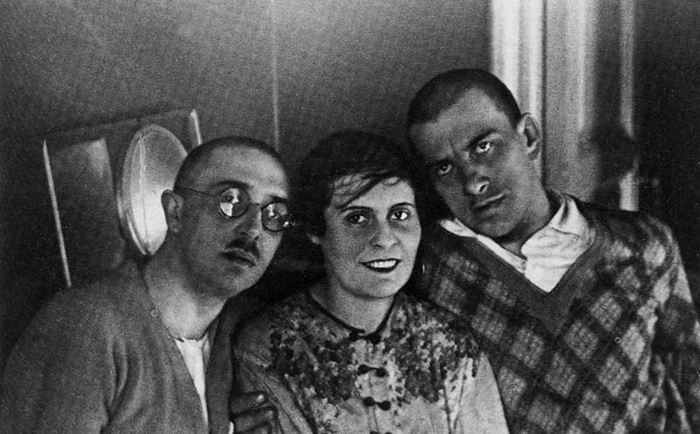 Осип Брик, Лиля Брик, Владимир Маяковский. | Фото: kino-nowosti.org.ua. Осип Брик, Лиля Брик, Владимир Маяковский. | Фото: kino-nowosti.org.ua.