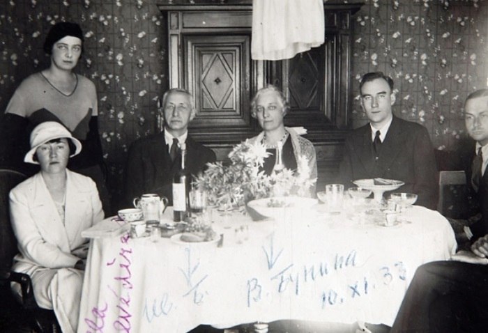 Галина Кузнецова (стоит), Иван Бунин (в центре), Вера Бунина и Леонид Зуров, 1933 год. | Фото: surfingbird.ru. Галина Кузнецова (стоит), Иван Бунин (в центре), Вера Бунина и Леонид Зуров, 1933 год. | Фото: surfingbird.ru.