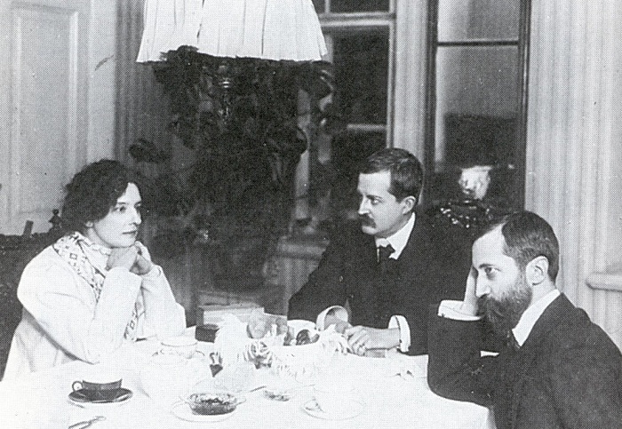 Зинаида Гиппиус, Дмитрий Мережковский и Дмитрий Философов. | Фото: wday.ru. Зинаида Гиппиус, Дмитрий Мережковский и Дмитрий Философов. | Фото: wday.ru.