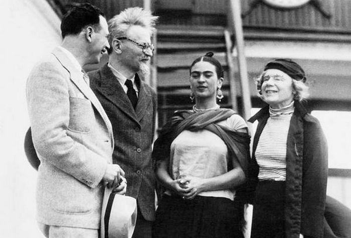 Фрида Кало в обществе Льва Троцкого. Фрида Кало в обществе Льва Троцкого.