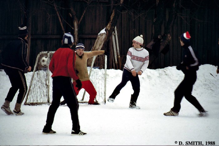 Игра в футбол зимой на открытом воздухе. 