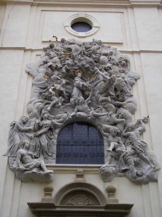 Украшение окна костела. | Фото: praga-praha.ru. Украшение окна костела. | Фото: praga-praha.ru.