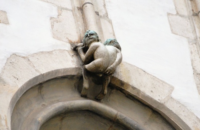 Скульптура обнаженного двухголового человечка. | Фото: atlasobscura.com. Скульптура обнаженного двухголового человечка. | Фото: atlasobscura.com.