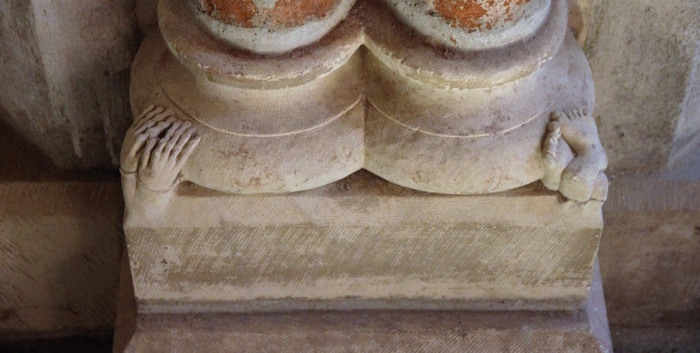 «Раздавленный человек» находится под колонной позади раки святого Фомы Аквинского. | Фото: atlasobscura.com. «Раздавленный человек» находится под колонной позади раки святого Фомы Аквинского. | Фото: atlasobscura.com.