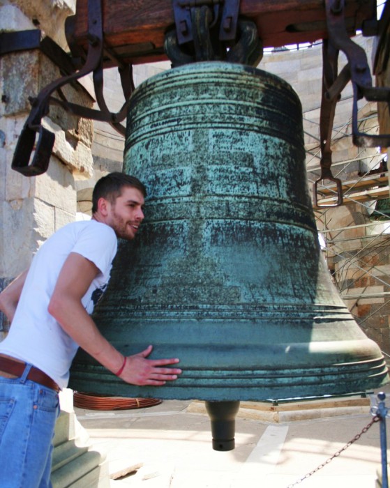 Колокол на вершине Пизанской падающей башни. | Фото: theculturemap.com. Колокол на вершине Пизанской падающей башни. | Фото: theculturemap.com.