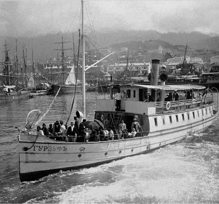 Пароход «Гурзуф» в ялтинском порту.