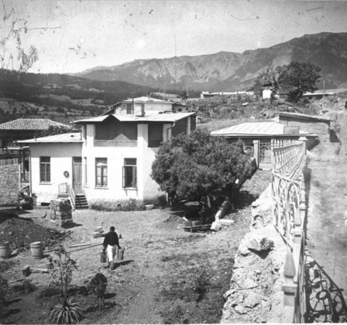 Мужчина занят обустройством своей территории.