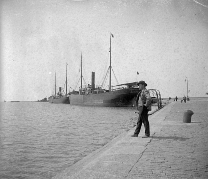 Задумавшийся мужчина на пристани.