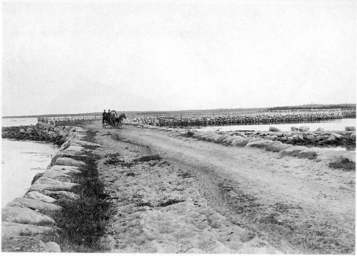 Каменная дамба, ведущая на Большую Муксалму. Россия, Архангельская область, Приморский район, 1910 год. Каменная дамба, ведущая на Большую Муксалму. Россия, Архангельская область, Приморский район, 1910 год.