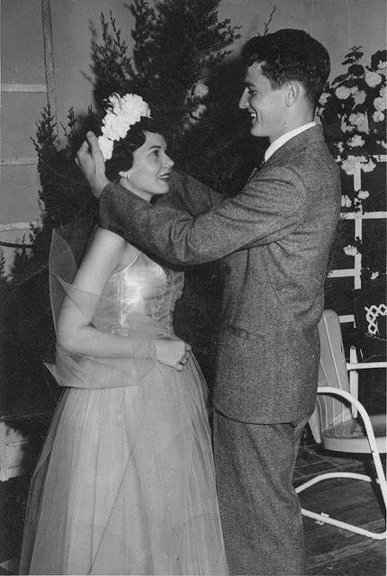 Одни из самых популярных и красивых учащихся школы. Одни из самых популярных и красивых учащихся школы.