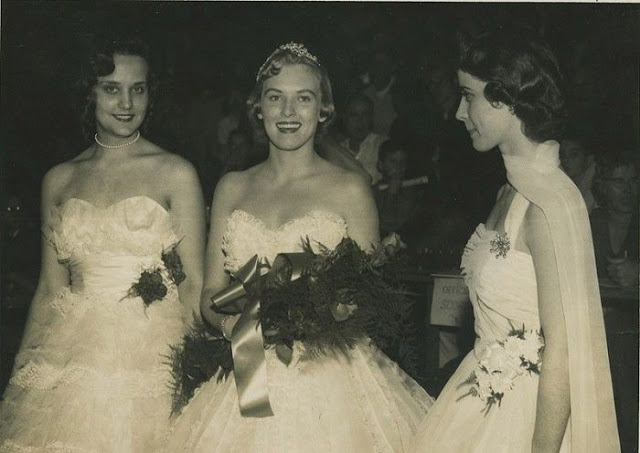 Бал представляет собой фуршет с танцами. Бал представляет собой фуршет с танцами.