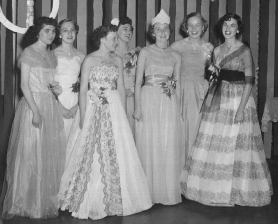 Нарядные платья выпускниц в 40-х годах. Нарядные платья выпускниц в 40-х годах.