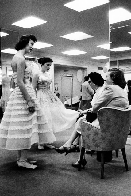 Выпускницы прихорашиваются перед началом бала. Выпускницы прихорашиваются перед началом бала.