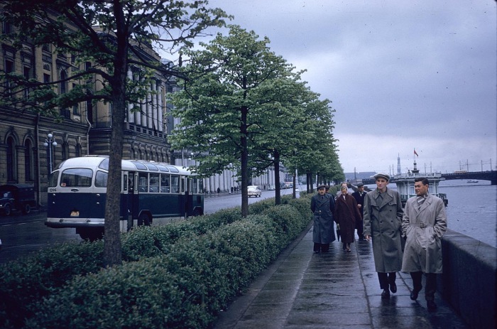Туристы, гуляющие по набережной. СССР, Ленинград, 1959 год. Туристы, гуляющие по набережной. СССР, Ленинград, 1959 год.