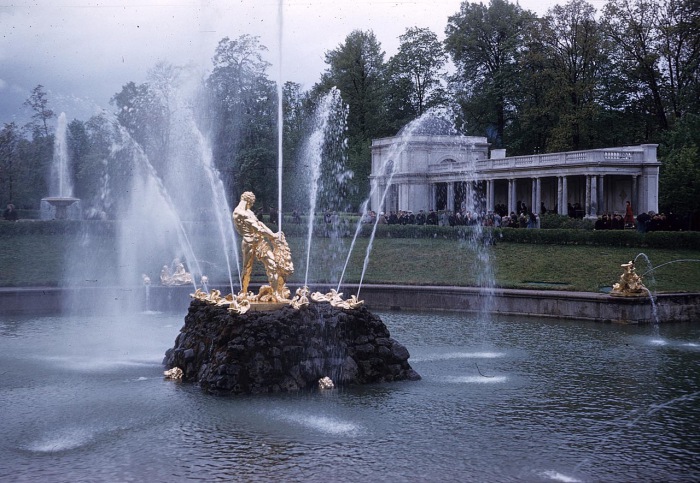 Фонтан Самсон, раздирающий пасть льву. СССР, Ленинград, 1959 год. Фонтан Самсон, раздирающий пасть льву. СССР, Ленинград, 1959 год.