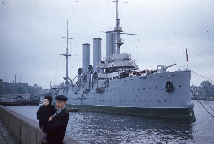 Мужчина с ребенком позируют на фоне крейсера Аврора. СССР, Ленинград, 1959 год. Мужчина с ребенком позируют на фоне крейсера Аврора. СССР, Ленинград, 1959 год.