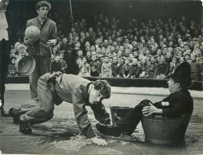 Клоуны цирка выступают в новогодней программе перед многочисленными зрителями. 1962 год. Клоуны цирка выступают в новогодней программе перед многочисленными зрителями. 1962 год.