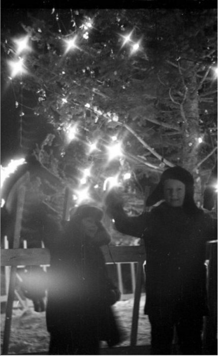 К нам приходит Новый год и подарки нам несет. Южно-Сахалинск 1962 год. К нам приходит Новый год и подарки нам несет. Южно-Сахалинск 1962 год.