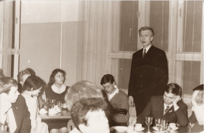 Первый день Нового года нужно провести весело, в кругу шумной компании, чтобы весь год был радостным. 1964 год. Первый день Нового года нужно провести весело, в кругу шумной компании, чтобы весь год был радостным. 1964 год.