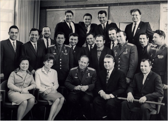 Юрий Гагарин с новогодним подарком-карандашом, на котором есть надпись: «С Новым Годом 1967». Юрий Гагарин с новогодним подарком-карандашом, на котором есть надпись: «С Новым Годом 1967».