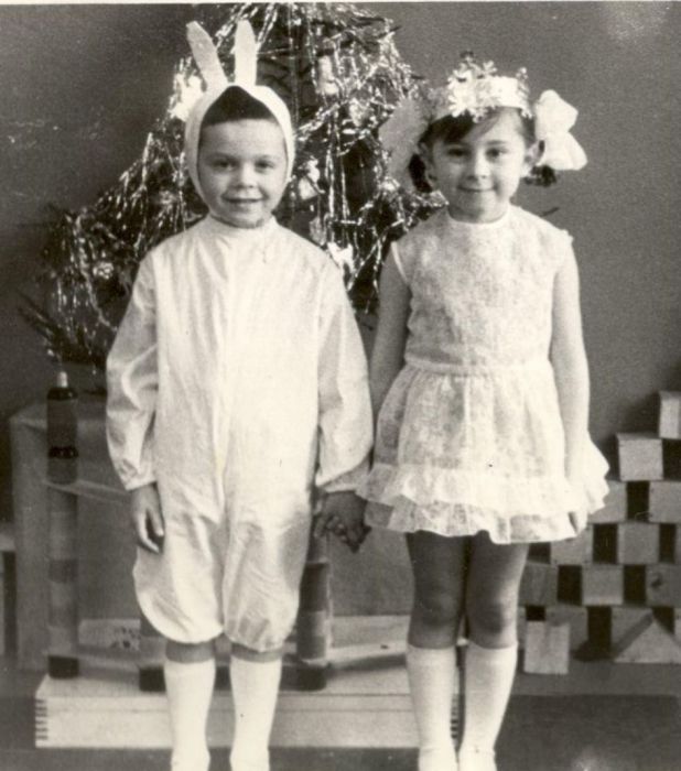 Зайка серенький с подружкой снежинкой на новогоднем утреннике. 1960 год. Зайка серенький с подружкой снежинкой на новогоднем утреннике. 1960 год.