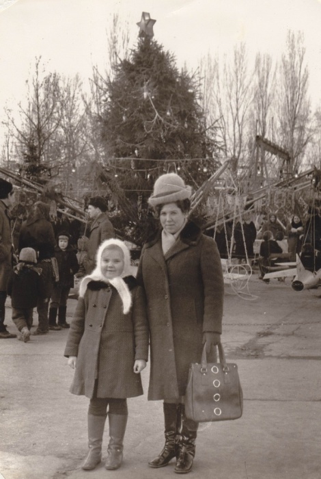 Возле лесной красавицы много аттракционов и развлечений для взрослых и детей. 1971 год. Возле лесной красавицы много аттракционов и развлечений для взрослых и детей. 1971 год.