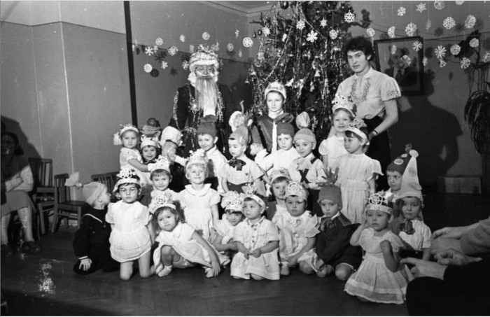 Маленькие снежинки и петрушки возле новогодней елки. 1958 год. Маленькие снежинки и петрушки возле новогодней елки. 1958 год.