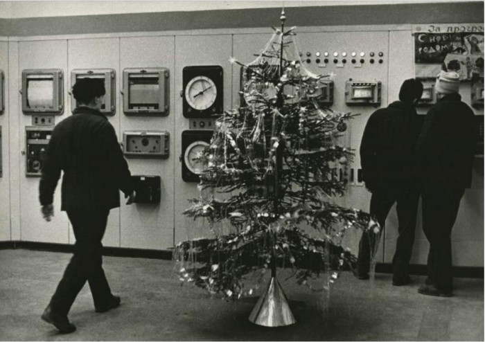 Яркая новогодняя красавица стоит посредине предприятия. 1972 год. Яркая новогодняя красавица стоит посредине предприятия. 1972 год.