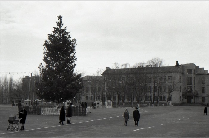 Нарядная ель в городе Лиски. 1974 год. Нарядная ель в городе Лиски. 1974 год.