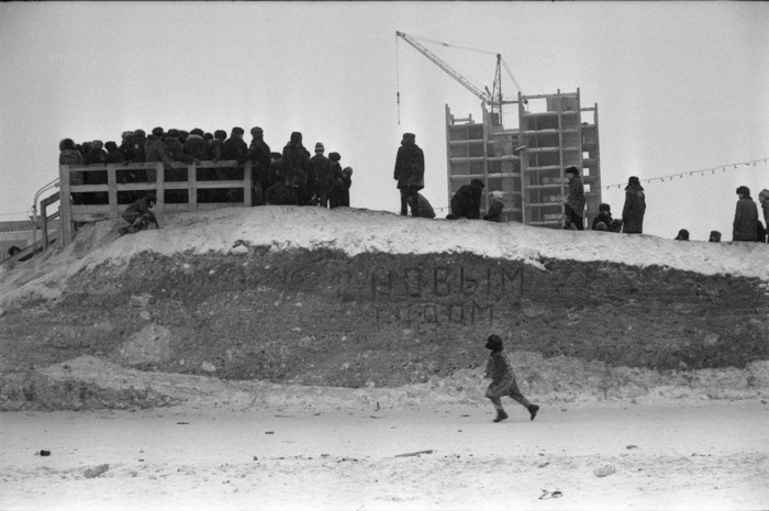 Ледяная горка собрала детей от мала до велика. 1983 год. Ледяная горка собрала детей от мала до велика. 1983 год.