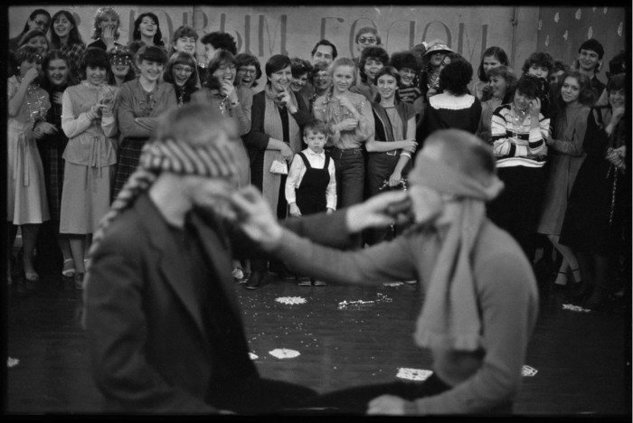 Парни пытаются накормить друг друга вкуснятиной. 1986 год. Парни пытаются накормить друг друга вкуснятиной. 1986 год.