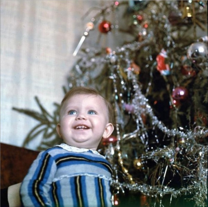 Радостная малышка позирует возле лесной красавицы. 1960 год. Радостная малышка позирует возле лесной красавицы. 1960 год.