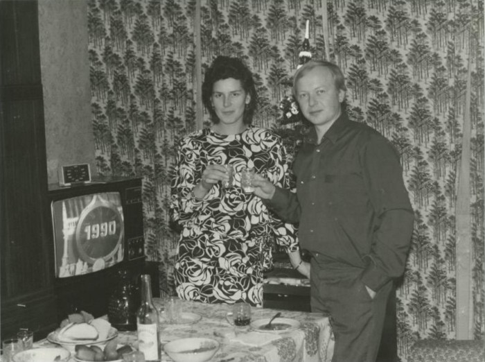 Молодая семья под бой курантов встречает 1990 год. Молодая семья под бой курантов встречает 1990 год.