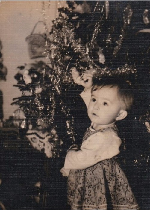 Все надо попробовать - и игрушки, и гирлянды, и колючую елочку. 1962 год. Все надо попробовать - и игрушки, и гирлянды, и колючую елочку. 1962 год.