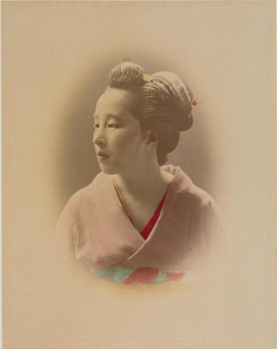 Портрет девушки в национальном костюме. Портрет девушки в национальном костюме.