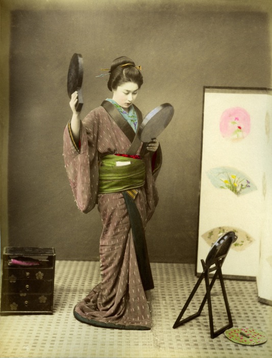 Девушка смотрится в зеркала, оценивая безукоризненность своей прически. Девушка смотрится в зеркала, оценивая безукоризненность своей прически.