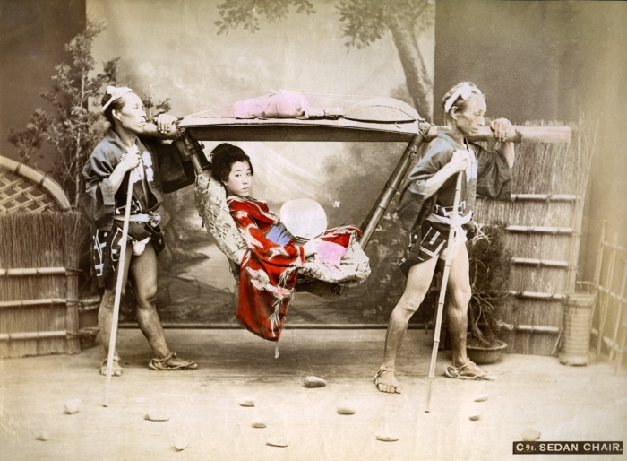 Это своего рода носилки в виде крытого ложа или кресла на длинных шестах для транспортировки одного человека и его багажа. Это своего рода носилки в виде крытого ложа или кресла на длинных шестах для транспортировки одного человека и его багажа.