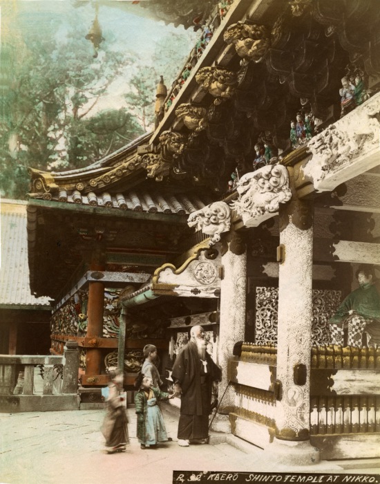 Синтоистский храм делится на две части: внутреннюю и закрытую (хондэн), где обычно хранится символ ками (синтай), и наружный зал для молений (хайдэн). Синтоистский храм делится на две части: внутреннюю и закрытую (хондэн), где обычно хранится символ ками (синтай), и наружный зал для молений (хайдэн).