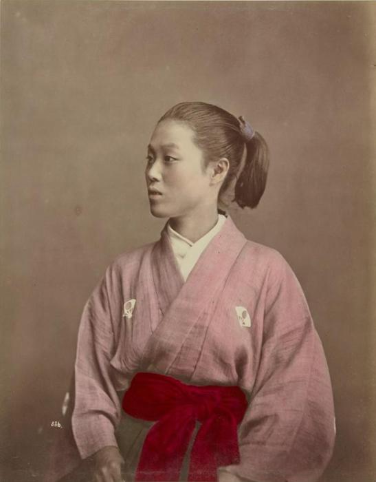 Актриса в национальном наряде. Актриса в национальном наряде.